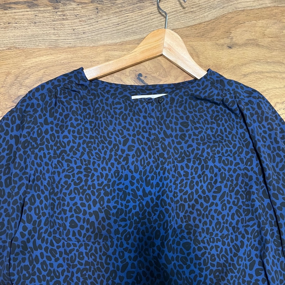 LOFT Navy Leopard Print Blouse – Long Sleeve – Size Medium 🖤 🐆 💙 - Picture 5 of 10